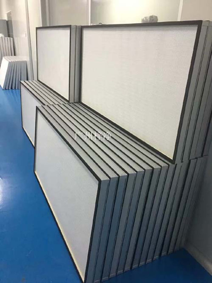 ULPA級超高效空氣過濾器適用于10000級-100級潔凈系統(tǒng)，空調(diào)系統(tǒng)，因此產(chǎn)品已廣泛應(yīng)用于電子、微電子、半導體、光器件、生物和醫(yī)藥線路、照相機和光學儀器、精密機械等多個領(lǐng)域。