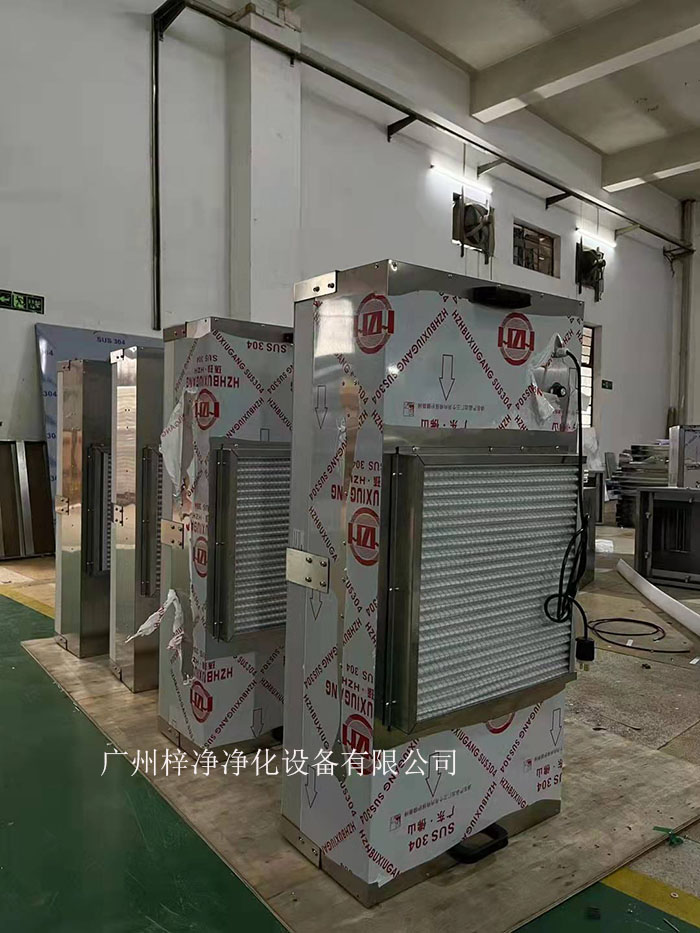 潔凈棚FFU配件初效過濾器位于FFU的前端，其主要作用是過濾掉空氣中的大顆粒塵埃、灰塵、纖維等雜質(zhì)。